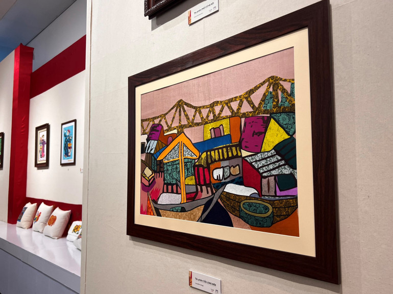 Những mảng màu đa dạng đan vào nhau tạo nên hình ảnh cầu Long Biên.