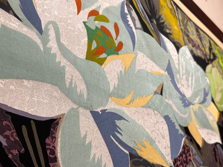 Những thớ vải vụn xen nhau mang lại cảm giác rất thật dưới những cánh hoa.