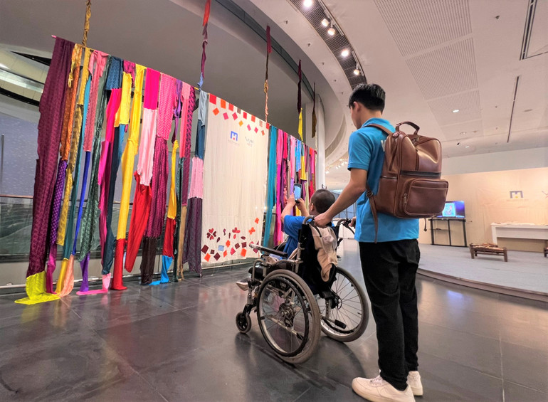 Một thành viên triển lãm ghi lại thành quả của chính mình sau nhiều ngày chuẩn bị.