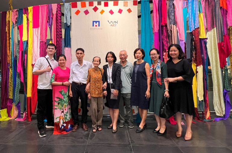 Khách tham quan chụp hình lưu niệm tại triển lãm.