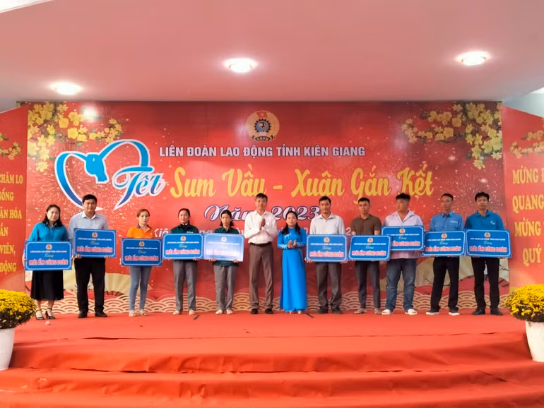 Lãnh đạo tỉnh Kiên Giang tặng “mái ấm công đoàn” cho đoàn viên nhân dịp “Tết sum vầy-Xuân gắn kết” 2023.