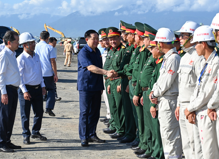 Chủ tịch Quốc hội Vương Đình Huệ với cán bộ, kỹ sư và công nhân thi công tại dự án.