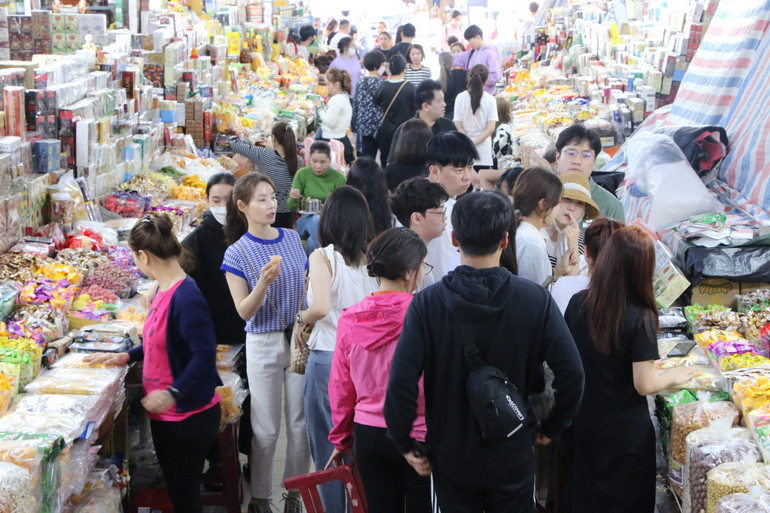 Du khách Hàn Quốc tấp nập mua sắm tại Chợ Hàn Đà Nẵng ngày cuối cùng của năm Âm lịch. Du khách Hàn Quốc tấp nập mua sắm tại Chợ Hàn Đà Nẵng ngày cuối cùng của năm Âm lịch.
