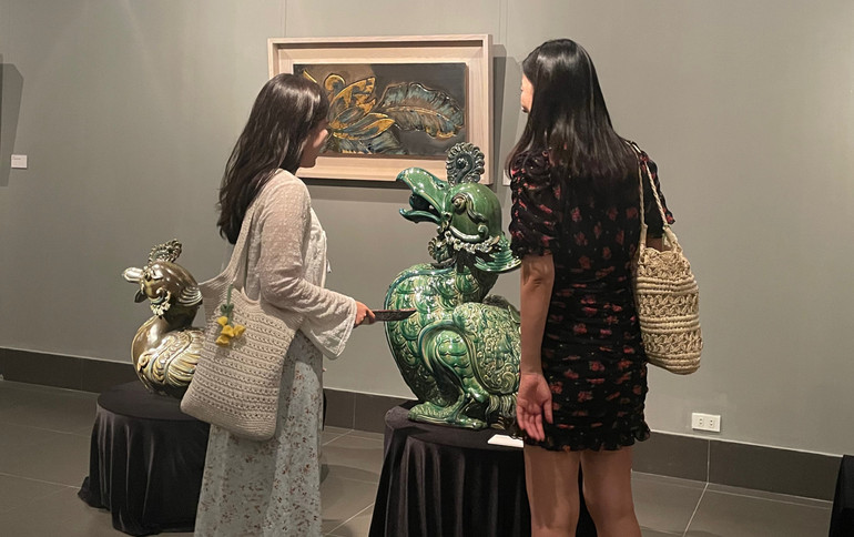 Du khách nước ngoài bày tỏ sự quan tâm tới các mẫu vật đậm chất Á đông.