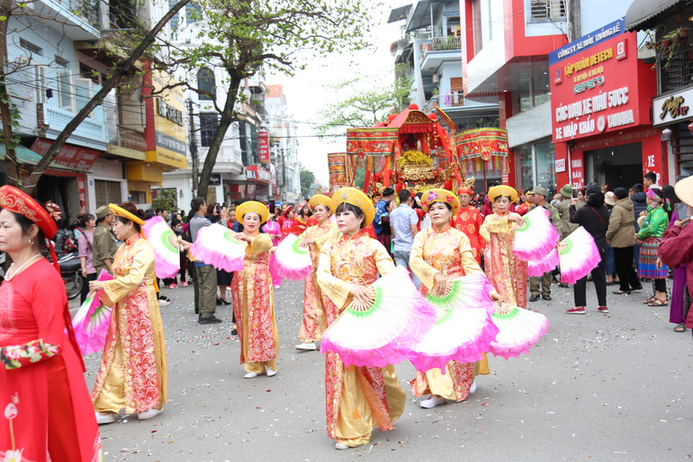 Đoàn rước Mẫu di chuyển từ đền qua các con phố.