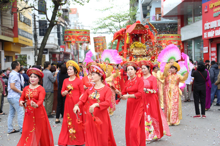 Lễ rước trên các con đường tại trung tâm thành phố Tuyên Quang.
