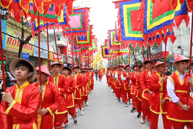 Đoàn rước nối nhau theo phong tục truyền thống.