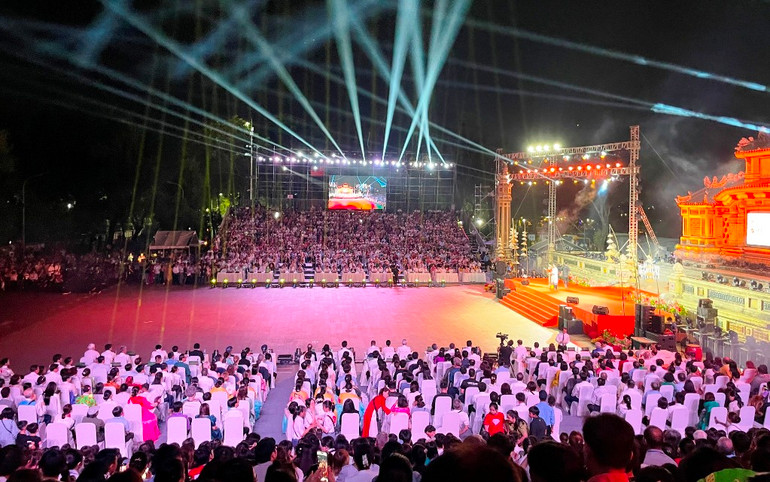 Sân khấu khai mạc được trải dài từ Bia Quốc Học sang cổng trường Quốc Học Huế, sử dụng thực cảnh hiện hữu, không lắp đặt các cấu kiện ảnh hưởng đến vẻ đẹp tuyệt tác của 2 công trình mang dấu ấn lịch sử Huế.