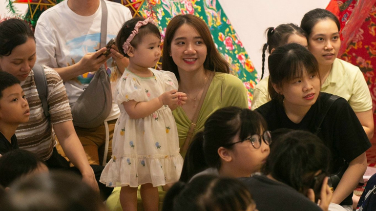 Cha mẹ và bé cùng thưởng thức triển lãm với những hoạt động cộng đồng kết nối thế hệ.