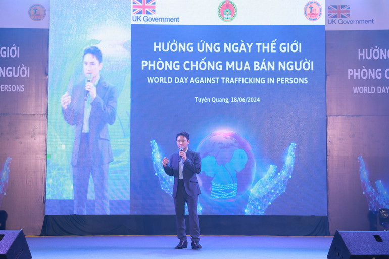 Ca sĩ Phan Mạnh Quỳnh và Hoa hậu Hoàn vũ Việt Nam 2017 H’hen Niê đã đồng hành với hơn 500 bạn học sinh, sinh viên cổ vũ nhiệt tình cho 4 đội thi.