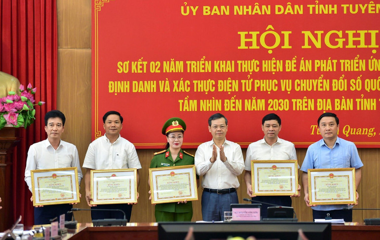 Đồng chí Nguyễn Văn Sơn, Chủ tịch Ủy ban nhân dân tỉnh Tuyên Quang tặng Bằng khen cho các tập thể có thành tích xuất sắc trong 2 năm thực hiện Đề án 06.