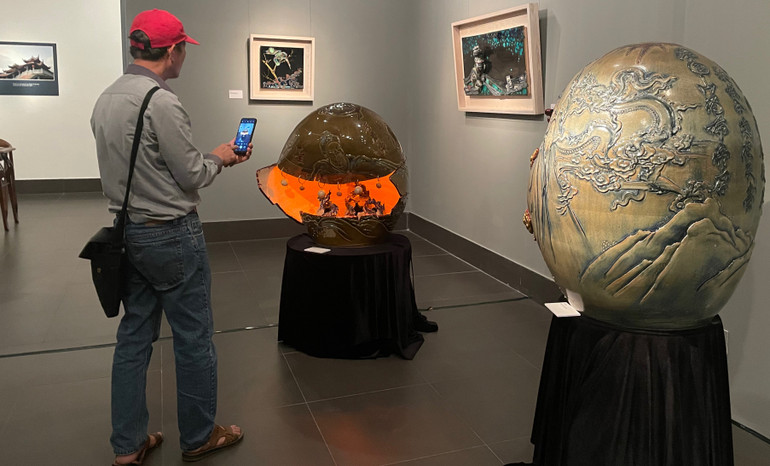 Khách tham quan trong nước tìm hiểu lịch sử tại triển lãm.