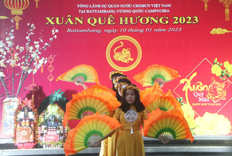 Tiết mục múa Chào Xuân 2023 của học sinh là con em người gốc Việt Nam. (Ảnh: Nguyễn Hiệp) Tiết mục múa Chào Xuân 2023 của học sinh là con em người gốc Việt Nam. (Ảnh: Nguyễn Hiệp)