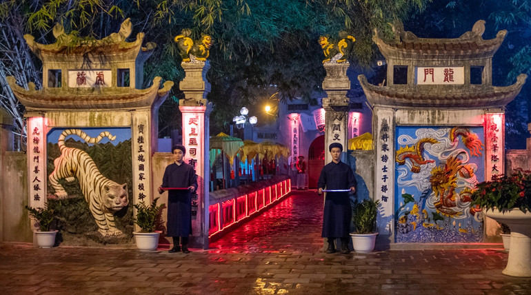 Xuân Hạ Thu Đông rồi lại Xuân, đền Ngọc Sơn luôn tấp nập người đến thăm thú, chiêm bái, đặc biệt là khách du lịch người nước ngoài. Vậy nên sự xuất hiện của tour đêm khiến nơi đây trở nên thu hút hơn hẳn. Xuân Hạ Thu Đông rồi lại Xuân, đền Ngọc Sơn luôn tấp nập người đến thăm thú, chiêm bái, đặc biệt là khách du lịch người nước ngoài. Vậy nên sự xuất hiện của tour đêm khiến nơi đây trở nên thu hút hơn hẳn.