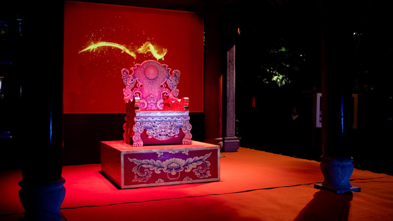 Mọi điểm dừng trong chương trình đều được sân khấu hóa một cách khéo léo. Mọi điểm dừng trong chương trình đều được sân khấu hóa một cách khéo léo.