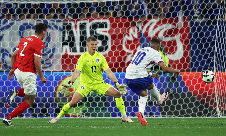 Mbappe không thể nới rộng cách biệt cho Pháp. (Ảnh: Guardian) Mbappe không thể nới rộng cách biệt cho Pháp. (Ảnh: Guardian)