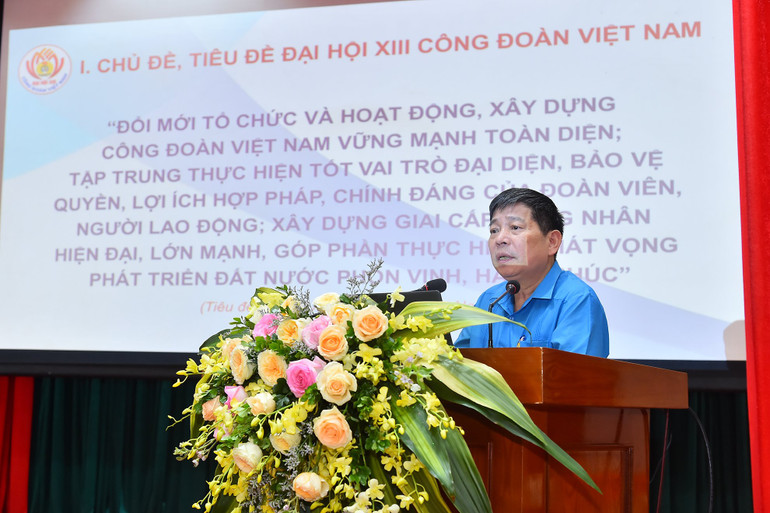 Đồng chí Nguyễn Văn Đông, Phó Chủ tịch Thường trực Công đoàn Viên chức Việt Nam truyền đạt các nội dung hội nghị.