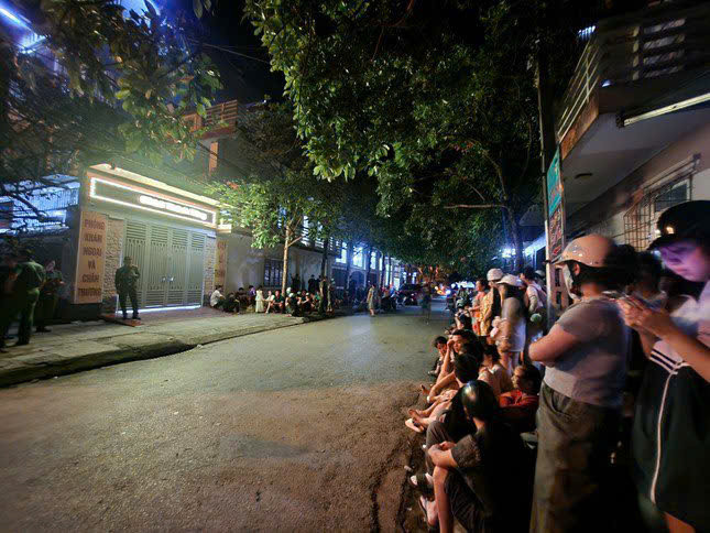 Nhiều người tập trung theo dõi vụ việc tại địa điểm phòng khám. (Ảnh: Sức khỏe đời sống) Nhiều người tập trung theo dõi vụ việc tại địa điểm phòng khám. (Ảnh: Sức khỏe đời sống)