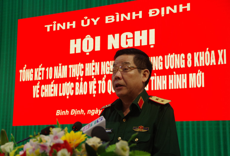 Trung tướng Nguyễn Văn Gấu - Ủy viên Trung ương Đảng, Phó Chủ nhiệm Tổng cục Chính trị Quân đội nhân dân Việt Nam phát biểu tại hội nghị.