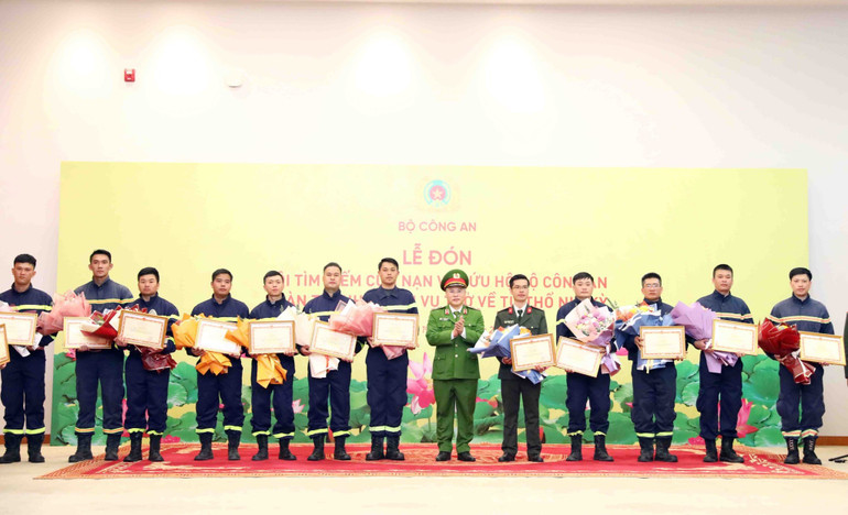 24 cán bộ, chiến sĩ tham gia cứu hộ, cứu nạn tại Thổ Nhĩ Kỳ nhận bằng khen của Bộ Công an.