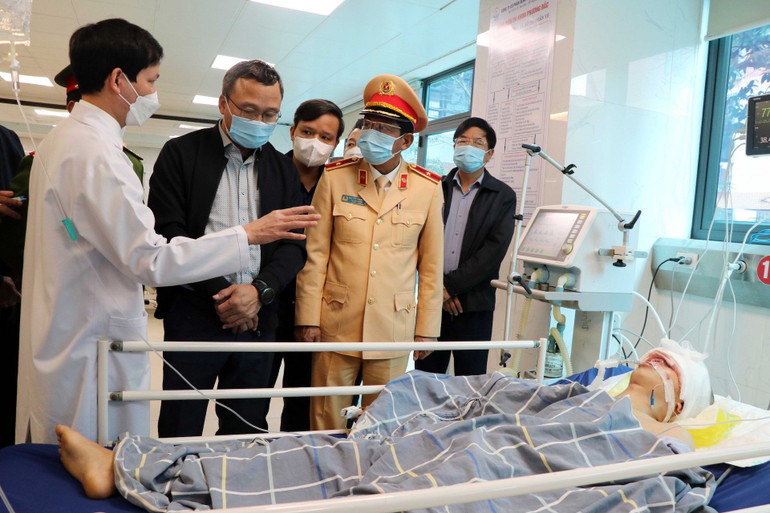 Phó Chủ tịch Chuyên trách Ủy ban ATGT Quốc gia Khuất Việt Hùng đánh giá cao công tác chỉ đạo kịp thời của UBND tỉnh Tuyên Quang trong việc chỉ đạo các đơn vị liên quan giải quyết tai nạn, cứu chữa cho các nạn nhân. Phó Chủ tịch Chuyên trách Ủy ban ATGT Quốc gia Khuất Việt Hùng đánh giá cao công tác chỉ đạo kịp thời của UBND tỉnh Tuyên Quang trong việc chỉ đạo các đơn vị liên quan giải quyết tai nạn, cứu chữa cho các nạn nhân.