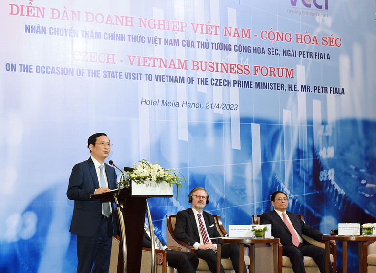 Chủ tịch Liên đoàn Thương mại và Công nghiệp Việt Nam Phạm Tấn Công cho biết, trong thời gian tới, hai Phòng Thương mại sẽ tiếp tục hợp tác chặt chẽ với nhau để triển khai hiệu quả ý kiến chỉ đạo của hai Thủ tướng, góp phần đẩy mạnh hơn nữa quan hệ giữa hai nước.