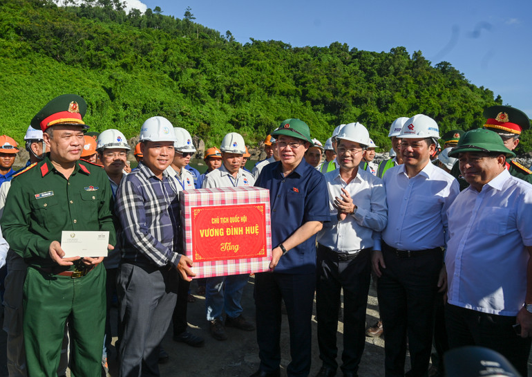 Chủ tịch Quốc hội Vương Đình Huệ tặng quà cho đại diện các nhà thầu thi công dự án.