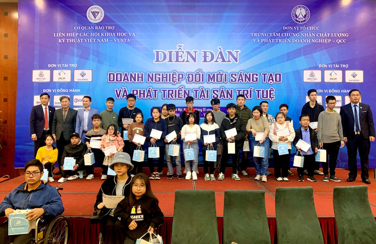 Chương trình trao quà cho các gia đình gặp khó khăn. Chương trình trao quà cho các gia đình gặp khó khăn.