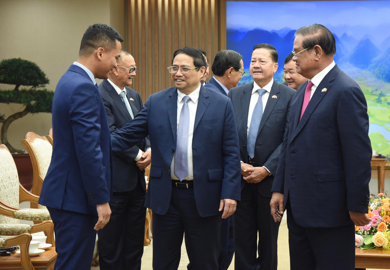 Thủ tướng Phạm Minh Chính với các thành viên trong đoàn Phó Thủ tướng, Bộ trưởng Nội vụ Vương quốc Campuchia Samdech Krolahom Sar Kheng.
