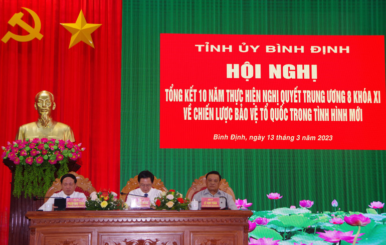 Các đồng chí trong Thường trực Tỉnh ủy chủ trì hội nghị.