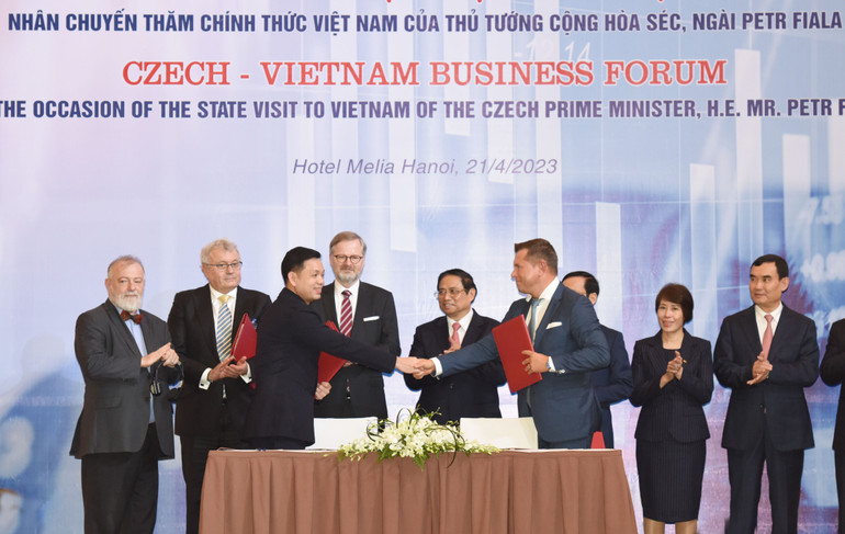 Thủ tướng Phạm Minh Chính và Thủ tướng Séc Petr Fiala chứng kiến ký Biên bản ghi nhớ giữa Tập đoàn Armex và Tổng Công ty Điện lực Dầu khí Việt Nam về tăng cường, đẩy mạnh hợp tác chung giữa hai đơn vị.