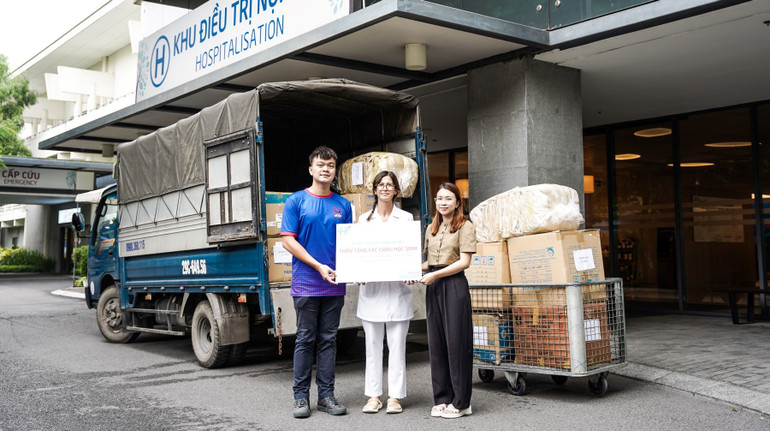 Bà Carole Julien – Giám đốc điều dưỡng Bệnh viện Việt Pháp Hà Nội gửi hiện vật giúp đỡ các hoàn cảnh khó khăn nơi vùng sâu, vùng xa.