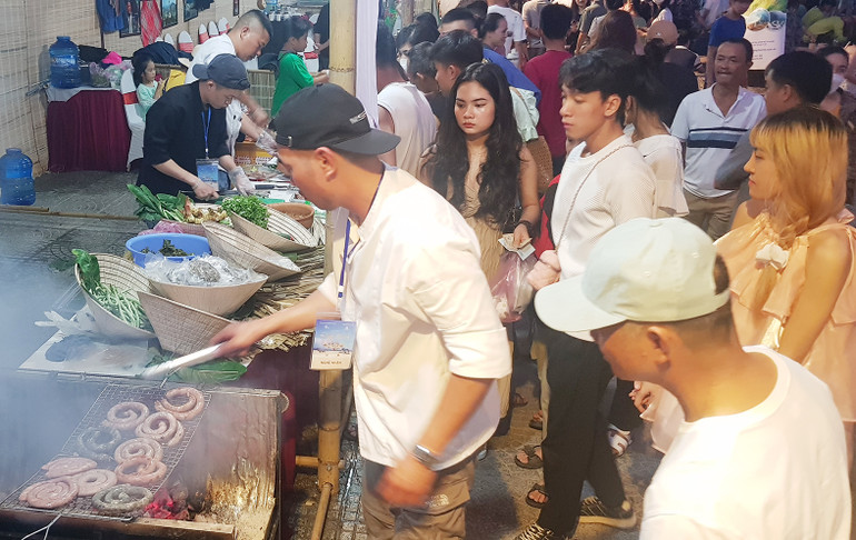 Du khách thích thú với các món ẩm thực đặc sắc ba miền tại lễ hội.