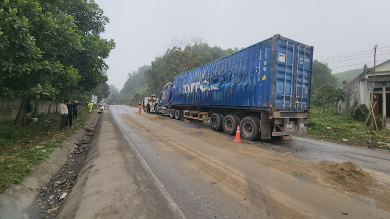 Lực lượng chức năng nhanh chóng giải tỏa hiện trường, bảo đảm lưu thông.