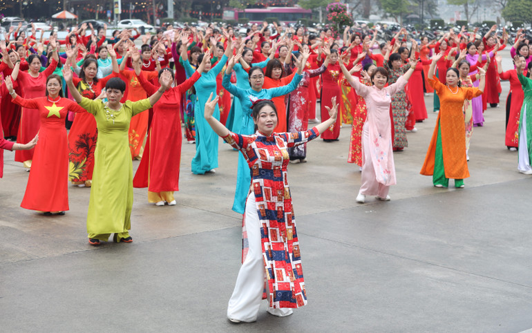 [Video] 1.200 phụ nữ tham gia đồng diễn áo dài ảnh 4