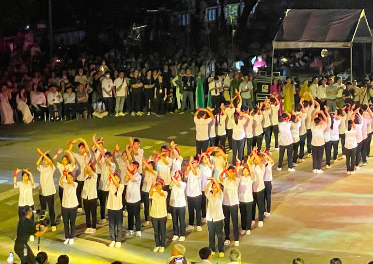 Màn biểu biễn nghệ thuật đặc sắc, được thiết kế, dàn dựng theo một câu chuyện xuyên suốt mang tên “Bàn tay người thợ”.