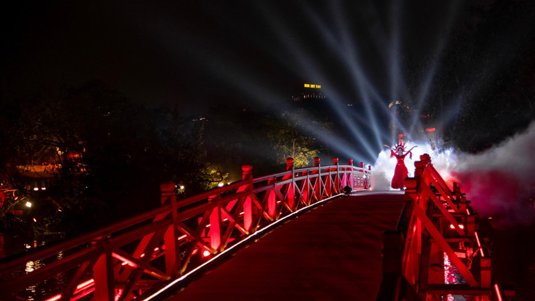 Chiêm ngưỡng "Điệu múa của mặt trời" huyền ảo trên cầu Thê Húc. Chiêm ngưỡng "Điệu múa của mặt trời" huyền ảo trên cầu Thê Húc.