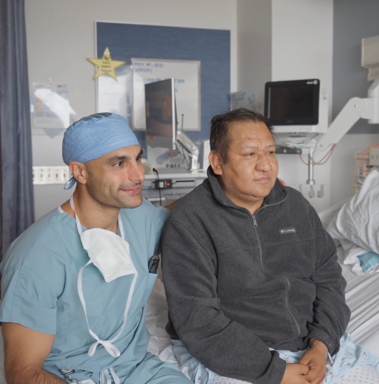 Ông Oscar Larrainzarca sau ca ghép bàng quang đầu tiên trên thế giới. (Ảnh: Cesar Sarmiento/UCLA Health)