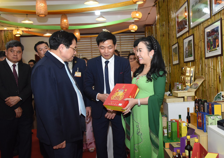 Thủ tướng Phạm Minh Chính tham quan các sản phẩm nông nghiệp.