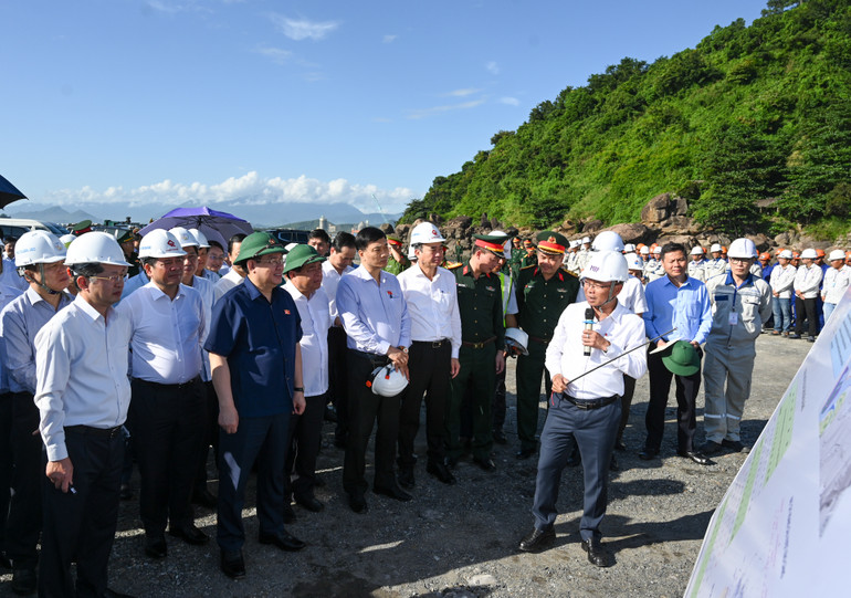 Chủ đầu tư dự án báo cáo tiến độ thi công với Chủ tịch Quốc hội và đoàn công tác.