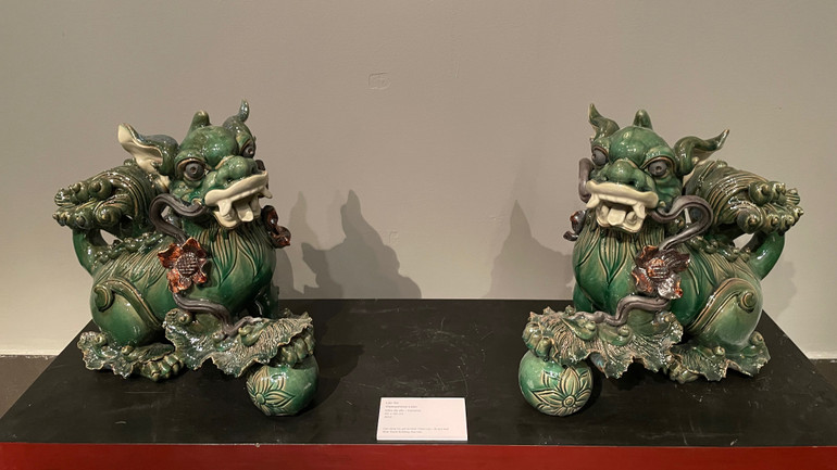 Tác phẩm Lân Sư trên chất liệu gốm đa sắc, hiện đang lưu giữ tại Nhật Thành Lâu-Di tích Huế.