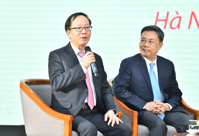 PGS.TS, Thầy thuốc nhân dân Trần Minh Điển, Giám đốc Bệnh viện Nhi Trung ương chia sẻ tại phiên tọa đàm chủ đề “Y tế vượt khó”. PGS.TS, Thầy thuốc nhân dân Trần Minh Điển, Giám đốc Bệnh viện Nhi Trung ương chia sẻ tại phiên tọa đàm chủ đề “Y tế vượt khó”.