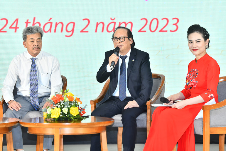 PGS.TS Thầy thuốc nhân dân Nguyễn Viết Nhung, Nguyên Giám đốc Bệnh viện Phổi Trung ương chia sẻ tại phiên tọa đàm với chủ đề “Nỗ lực vì sức khỏe nhân dân”. PGS.TS Thầy thuốc nhân dân Nguyễn Viết Nhung, Nguyên Giám đốc Bệnh viện Phổi Trung ương chia sẻ tại phiên tọa đàm với chủ đề “Nỗ lực vì sức khỏe nhân dân”.