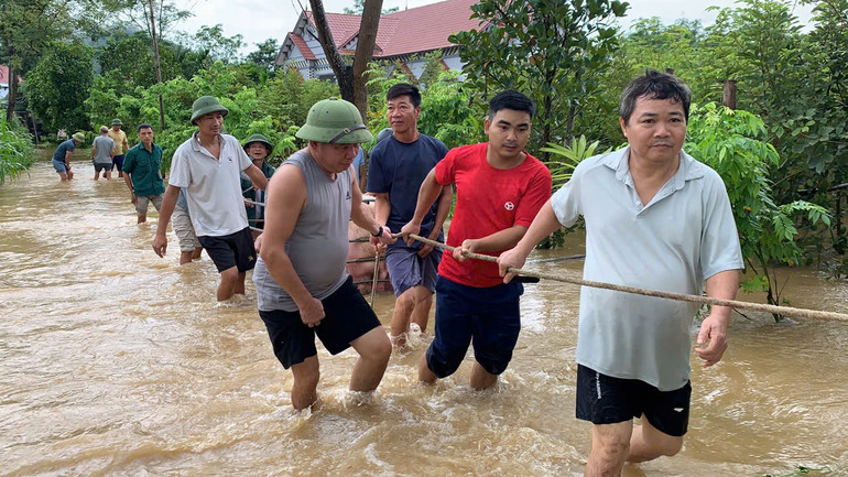 Hàng trăm người được huy động ứng phó vỡ đê tại Tuyên Quang. Hàng trăm người được huy động ứng phó vỡ đê tại Tuyên Quang.