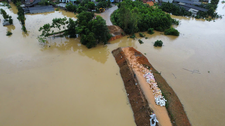 Một đoạn đê sông Lô qua xã Quyết Thắng, huyện Sơn Dương, tỉnh Tuyên Quang dài khoảng hơn 10 mét đã bị vỡ. Một đoạn đê sông Lô qua xã Quyết Thắng, huyện Sơn Dương, tỉnh Tuyên Quang dài khoảng hơn 10 mét đã bị vỡ.