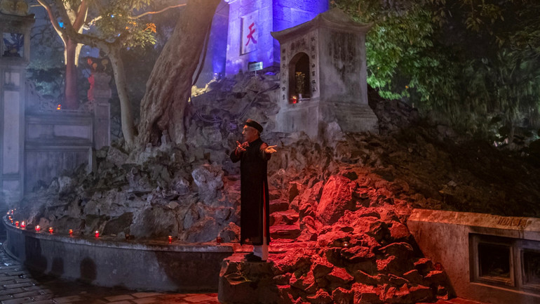 Lễ ban chữ thánh hiền trước Tháp Bút. Lễ ban chữ thánh hiền trước Tháp Bút.