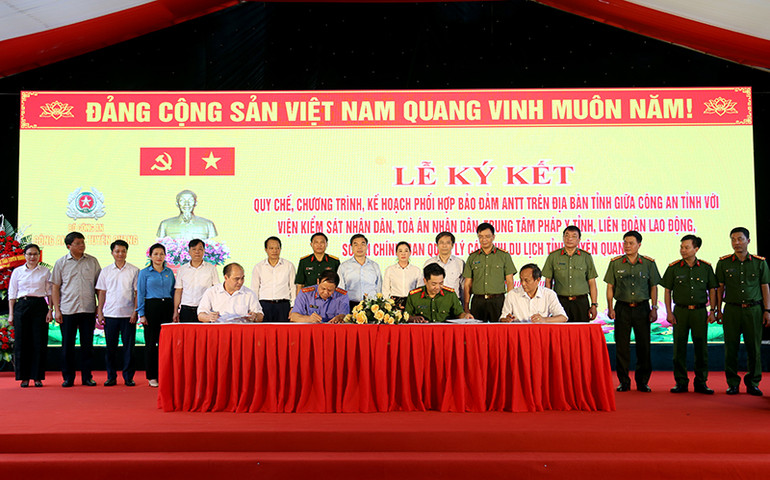 Đại diện các sở, ban, ngành, cơ quan trên địa bàn tỉnh đã ký kết các quy chế, chương trình, kế hoạch phối hợp công tác bảo đảm an ninh, trật tự.