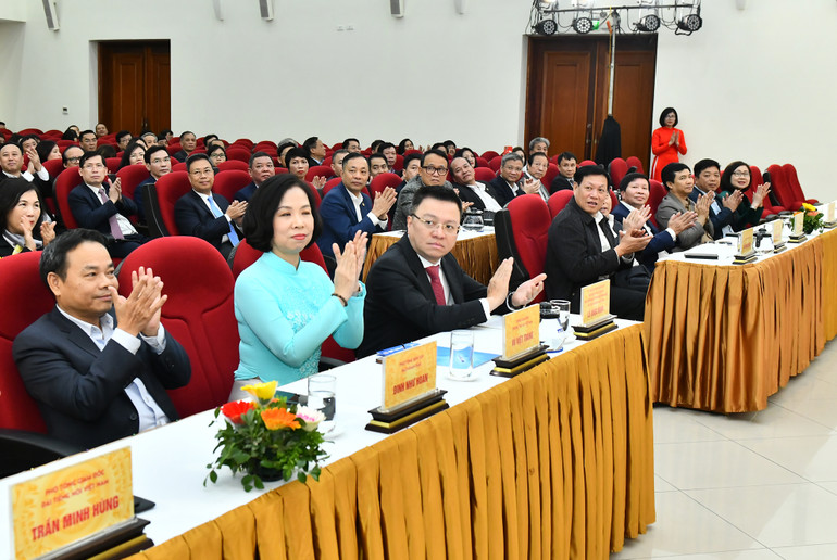 Quang cảnh phiên tọa đàm với chủ đề “Nỗ lực vì sức khỏe nhân dân”. Quang cảnh phiên tọa đàm với chủ đề “Nỗ lực vì sức khỏe nhân dân”.