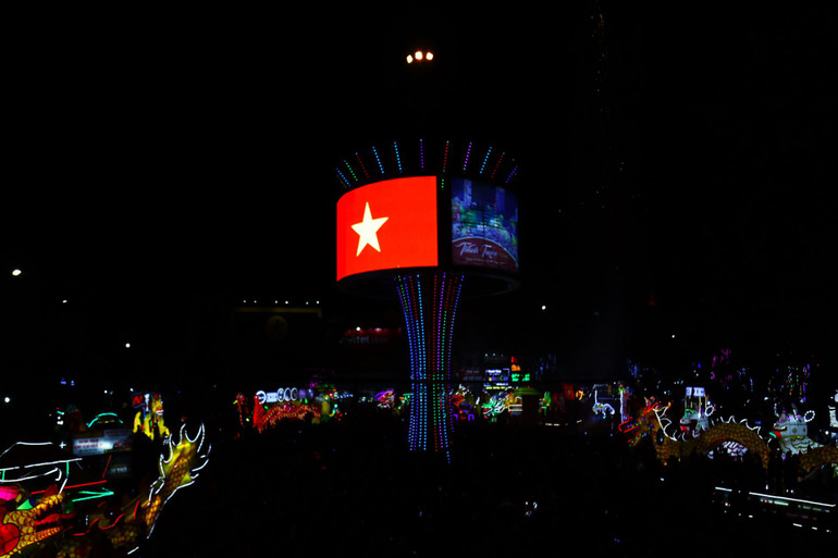 Không ai bảo ai, tuy nhiên mọi con tim đều chung hướng về ngọn cờ Tổ quốc.