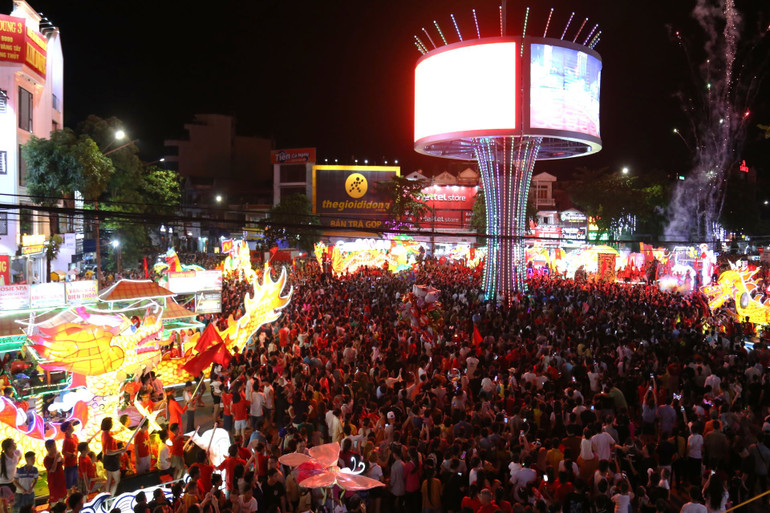 Hàng nghìn người đã đổ về khu vực trung tâm thành phố Tuyên Quang và cùng nhau tham gia một hoạt động rất tự nhiên mà xúc động.